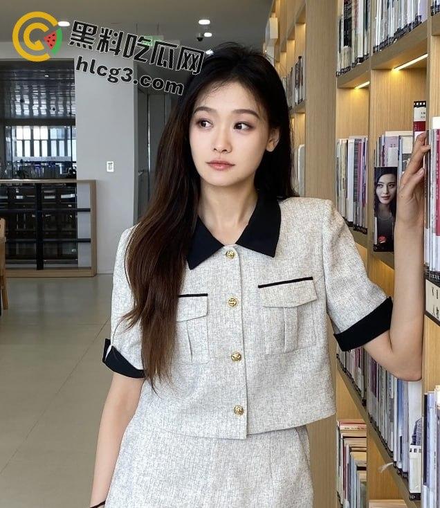 乐山师范学院反差美女学生『冯雨微』喜欢被男友骑在身上操!床上尽显“小母狗”本色!-3