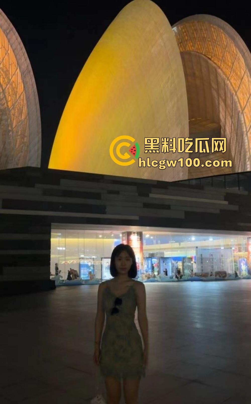 长沙女主播『冯洛涵』可纯可欲可调情 线上钓金主线下上门服务为钱疯狂 千里送逼秀腰臀技术!-13