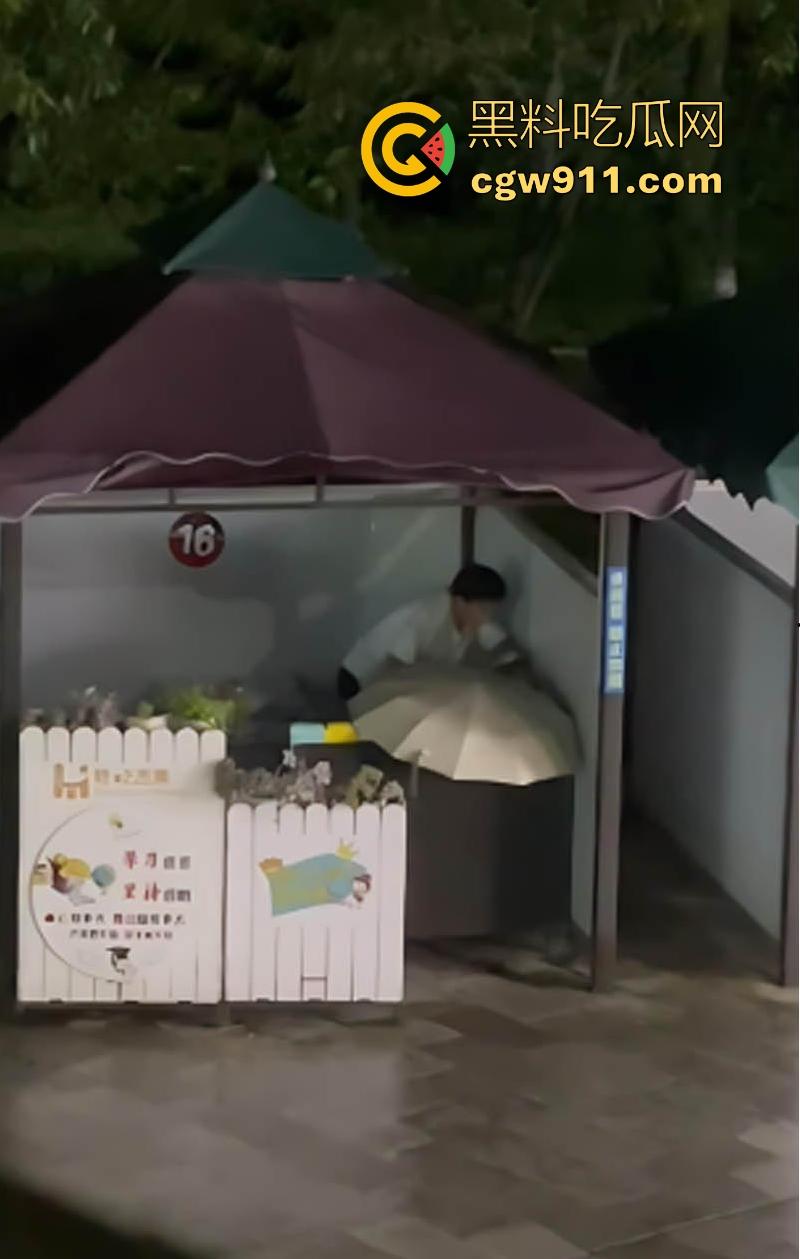 昆明城市学院小情侣户外激情野战,狗男女欲火焚身当众口交骑乘性爱,无惧过往同学,小情侣太会玩了!-5