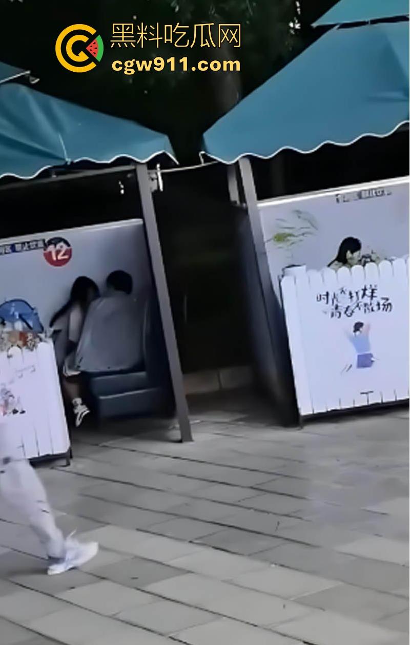 昆明城市学院小情侣户外激情野战,狗男女欲火焚身当众口交骑乘性爱,无惧过往同学,小情侣太会玩了!-6