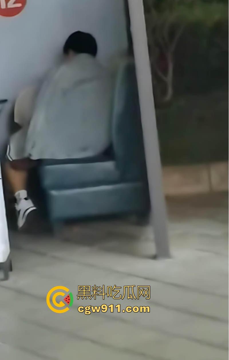 昆明城市学院小情侣户外激情野战,狗男女欲火焚身当众口交骑乘性爱,无惧过往同学,小情侣太会玩了!-8