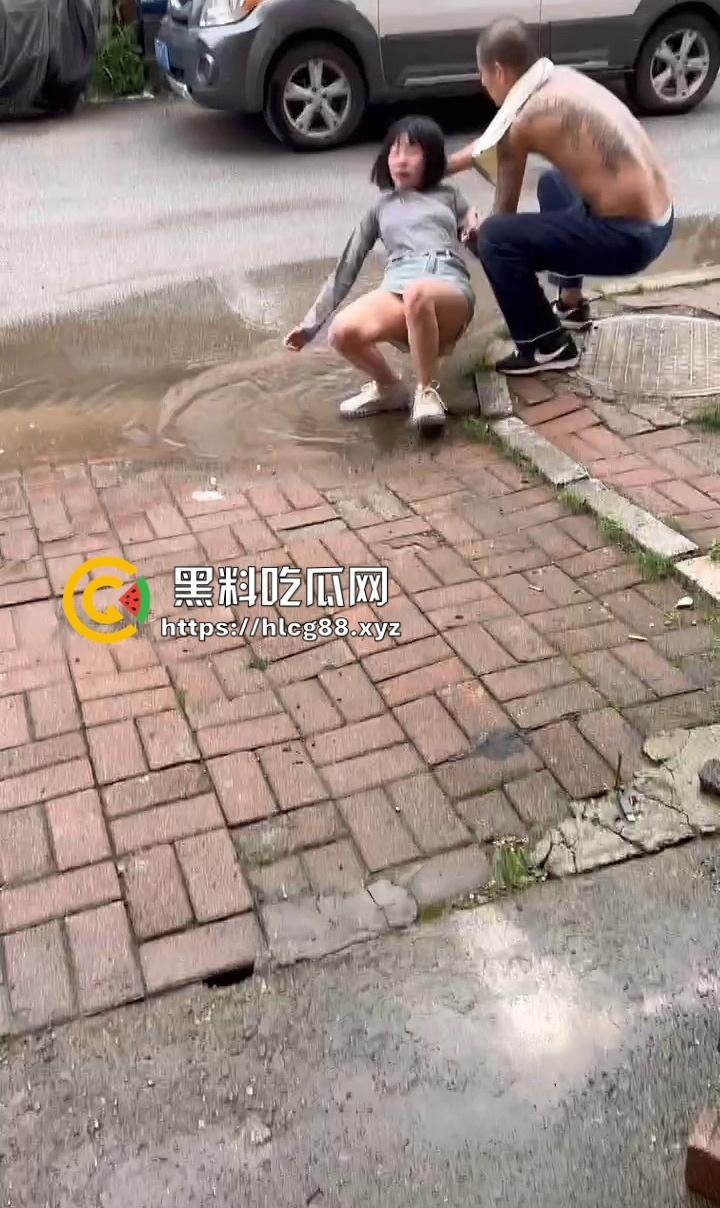 精神小妹嗑药吹气球嗨过头,走路像丧尸被精神小伙按水里洗脸,清醒后还想再嗨!-11