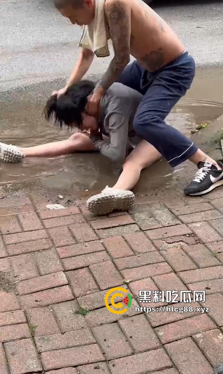 精神小妹嗑药吹气球嗨过头,走路像丧尸被精神小伙按水里洗脸,清醒后还想再嗨!-15