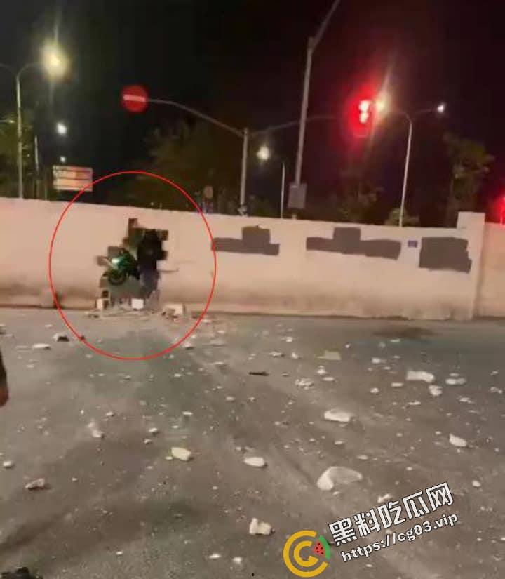 浙江台州骑士穿墙殒命!拉极速 把墙撞了一个大洞!远光灯之乡的冲击力!-3