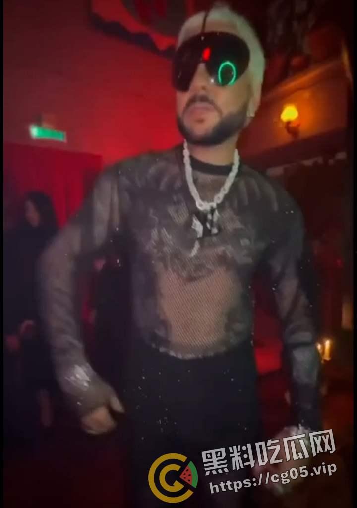 俄罗斯女网红在莫斯科知名夜店 组织几乎全裸的派对 现场香艳四溢 疑似普京教女也参加 此事惊动普京 当事人被告上法庭-4