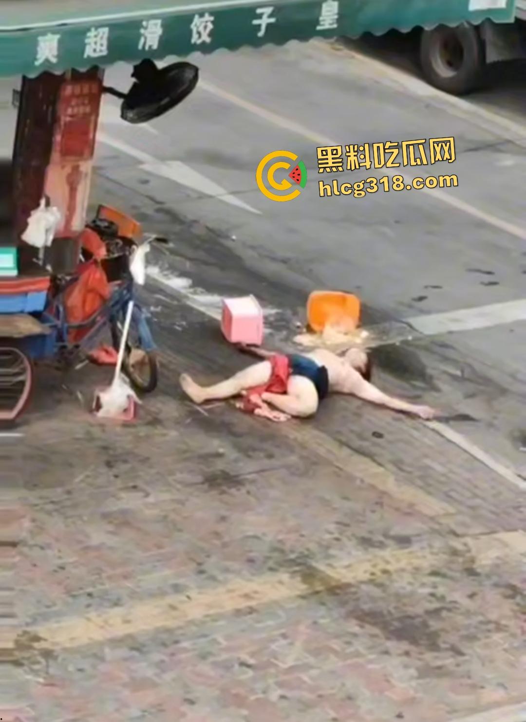 熟女被光头佬老板小鲜肉抛弃街头裸奔,精神崩溃露逼狂奔还给秃头打广告!-2