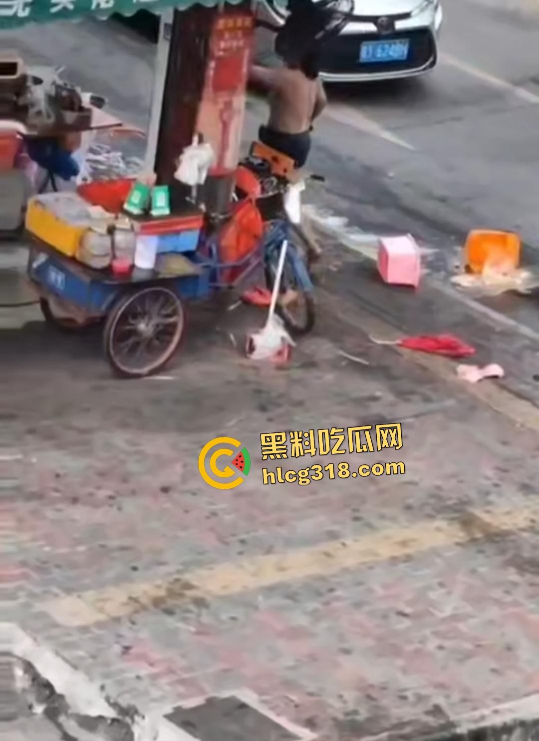 熟女被光头佬老板小鲜肉抛弃街头裸奔,精神崩溃露逼狂奔还给秃头打广告!-8