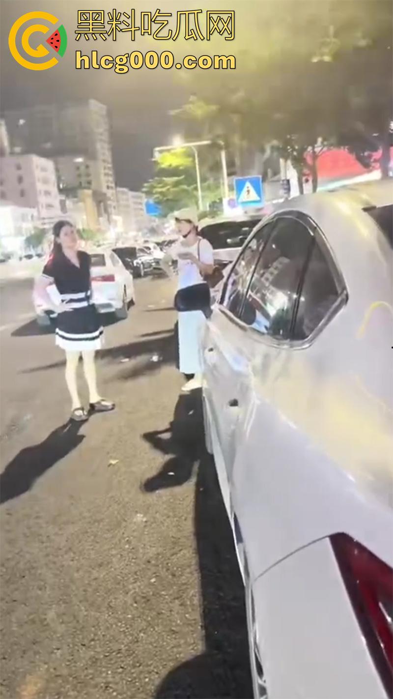 广东湛江西湖大道,已婚渣男按耐不住出轨偷情,妻子刚生孩子没多久,抱着小孩捉奸,太悲惨了!-12