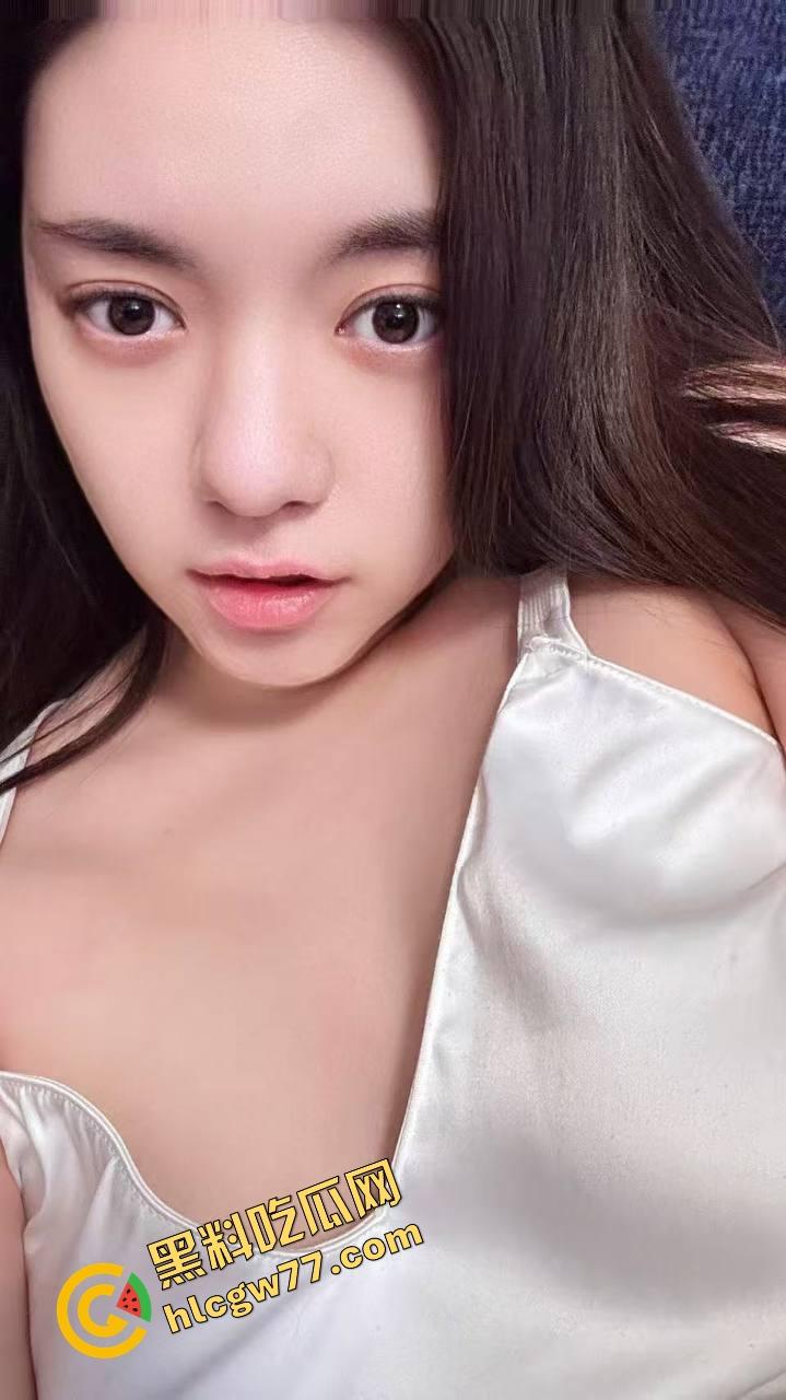 二次元【小鱼呆呆】脑户外露出,Lo装萝莉嘴甜骚货,穿JK被金主野战爆操,小白虎嫩得发光!-1