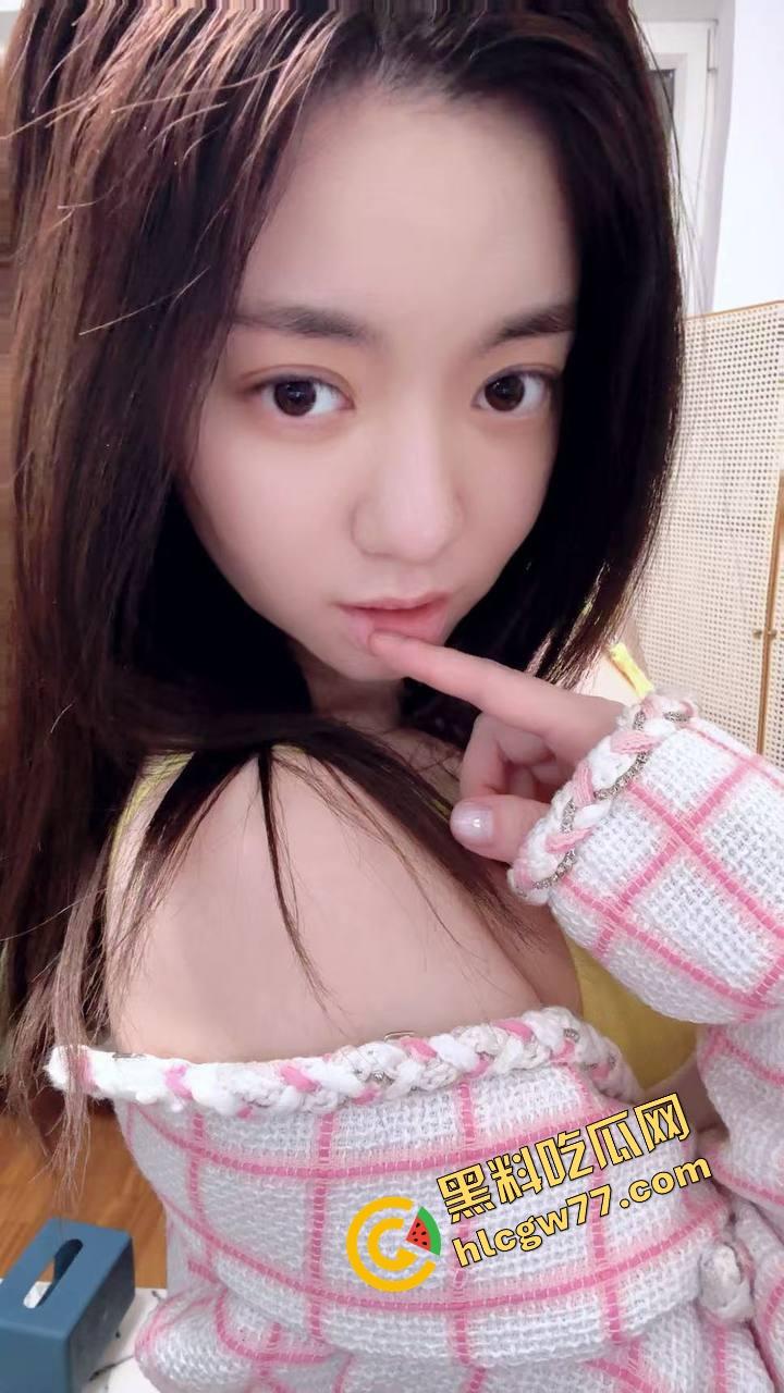 二次元【小鱼呆呆】脑户外露出,Lo装萝莉嘴甜骚货,穿JK被金主野战爆操,小白虎嫩得发光!-4