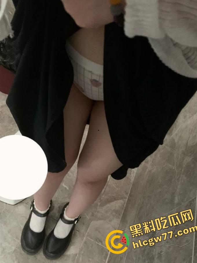 二次元【小鱼呆呆】脑户外露出,Lo装萝莉嘴甜骚货,穿JK被金主野战爆操,小白虎嫩得发光!-14