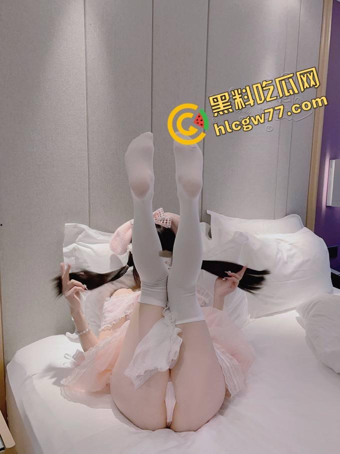 二次元【小鱼呆呆】脑户外露出,Lo装萝莉嘴甜骚货,穿JK被金主野战爆操,小白虎嫩得发光!-19