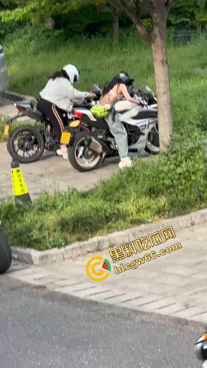 义乌女骑士『喵喵』白天飙车女神,夜晚SM圈K8双人伺候主人的母狗play可S可M还能带男宠一起舔!-6