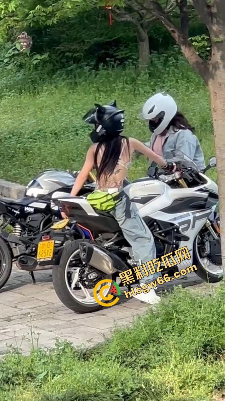 义乌女骑士『喵喵』白天飙车女神,夜晚SM圈K8双人伺候主人的母狗play可S可M还能带男宠一起舔!-7