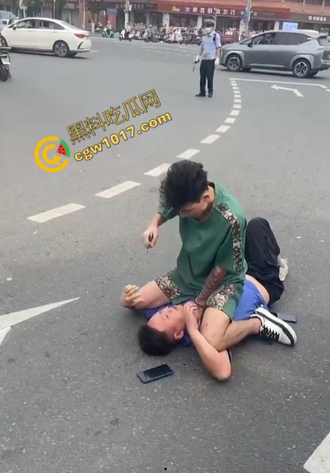 新疆男子勇斗城管！刀光闪烁，威风凛凛，城管悲惨跪地求饶，差点命丧黄泉！-2