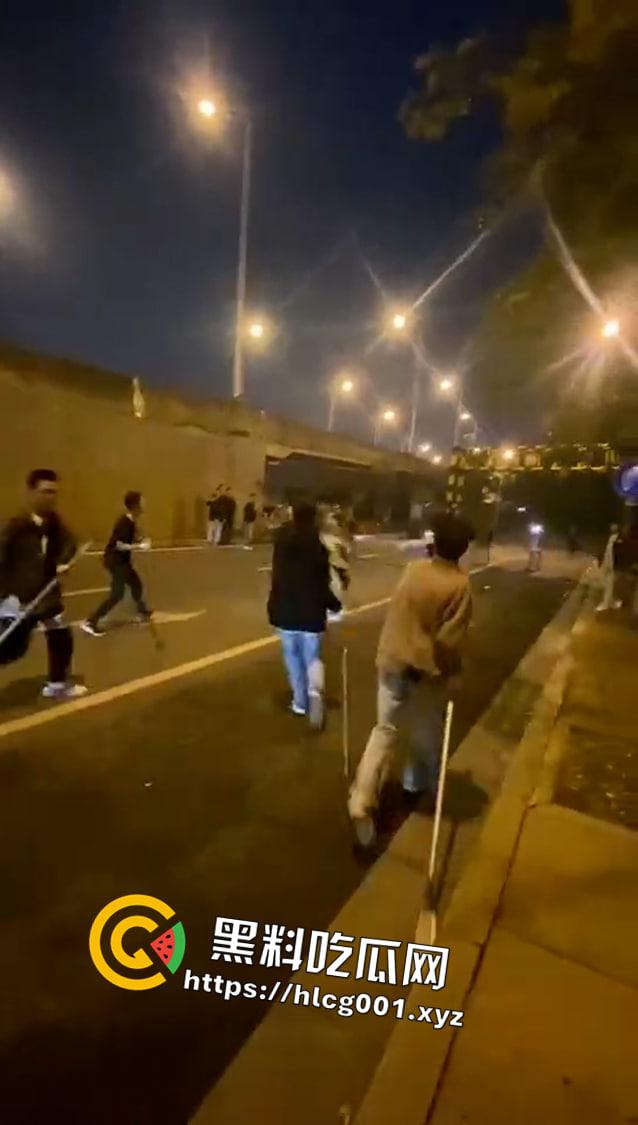 重庆精神小伙群殴现场堪比电影 刀枪棍棒样样精通 下手没一点轻重 头都打爆了-2