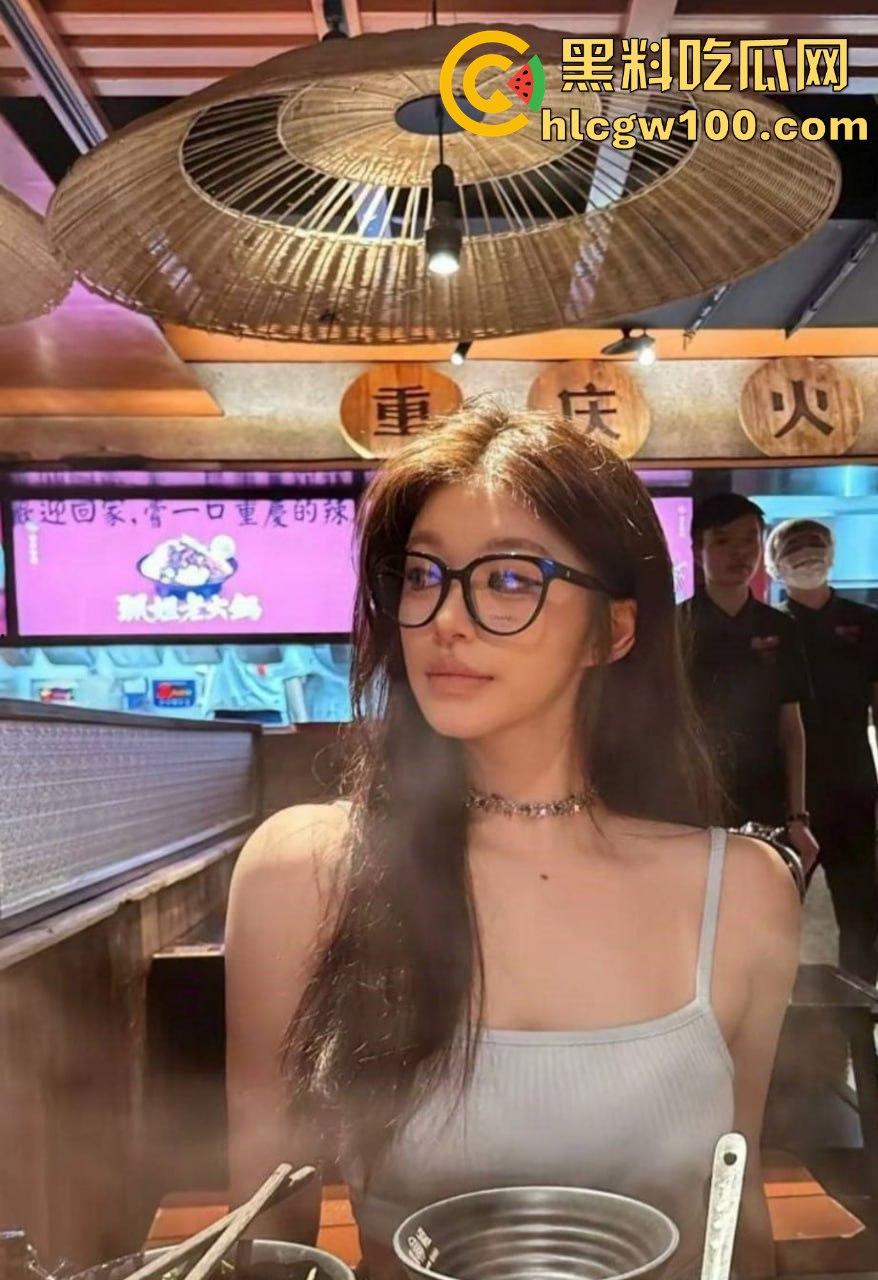 重庆高颜值外围女神【余然然】性爱视频曝光，有钱真好随便玩弄这些反差骚货。-2