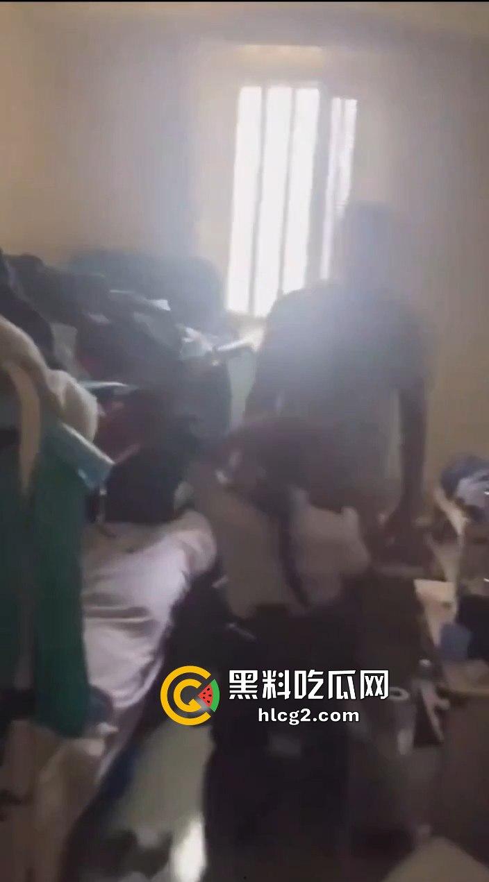 英国旺兹沃思监狱丑闻：女狱警与囚犯秘密交易，被拍下发到网上震惊英国-3