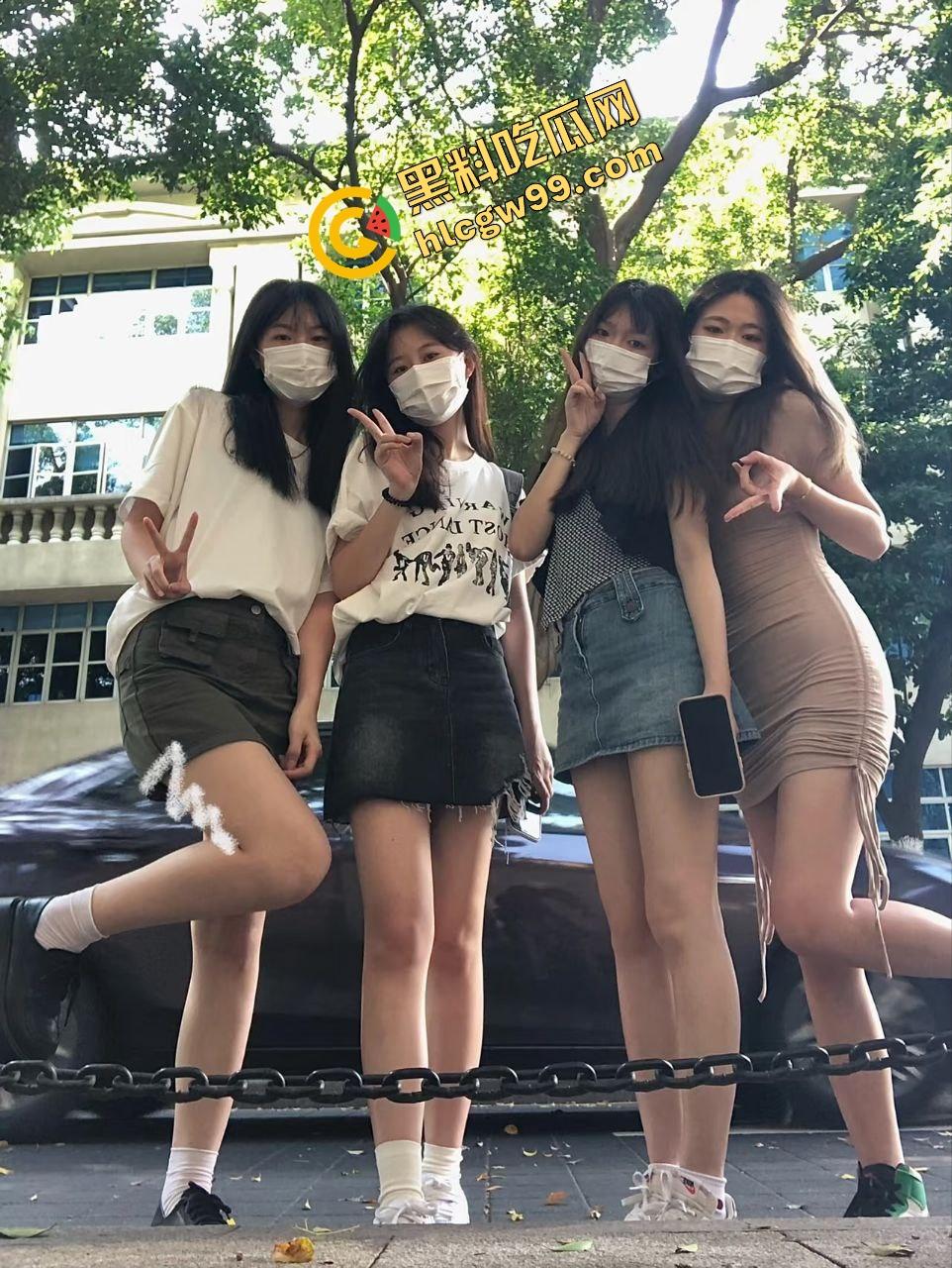 没有鸡巴的性爱!4位姐妹花反差婊骚鸡相约酒店大展身手,全裸淫荡互舔舌吻,女同的魅力!-3