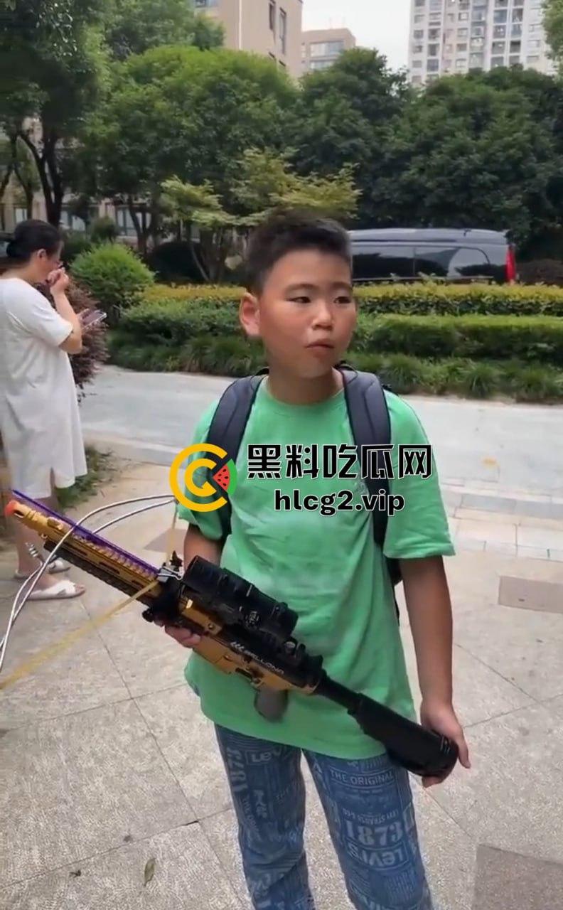 超熊男孩弩箭练杀技!虐猫升级还不够,下一步就是全家屠杀,老妈还在旁边玩消消乐-8