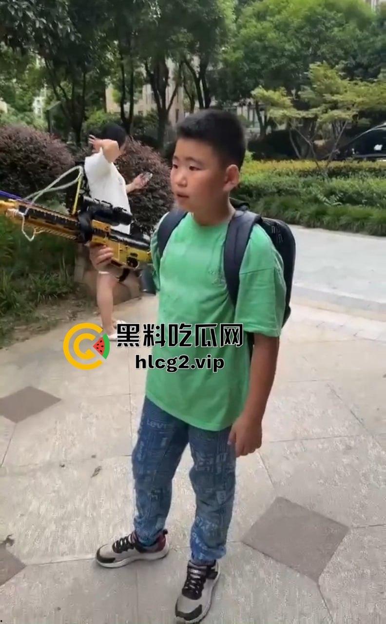 超熊男孩弩箭练杀技!虐猫升级还不够,下一步就是全家屠杀,老妈还在旁边玩消消乐-12