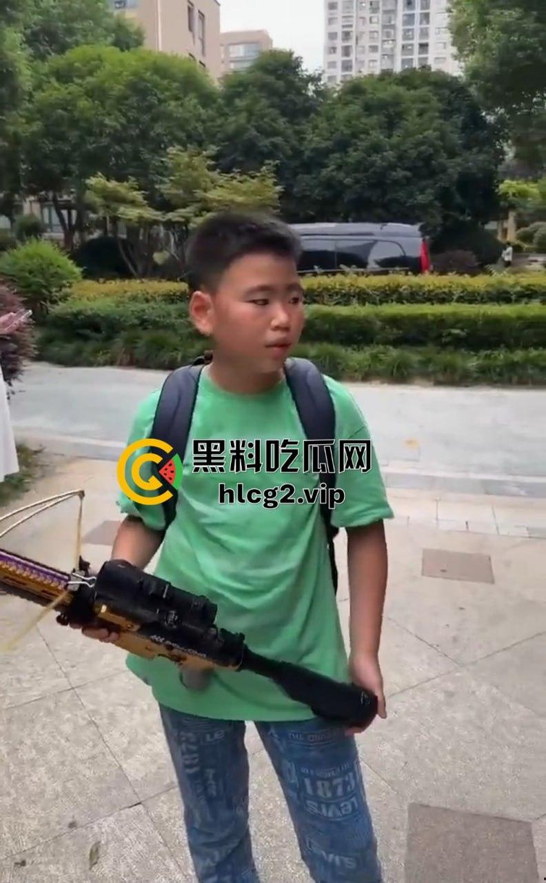 超熊男孩弩箭练杀技!虐猫升级还不够,下一步就是全家屠杀,老妈还在旁边玩消消乐-13