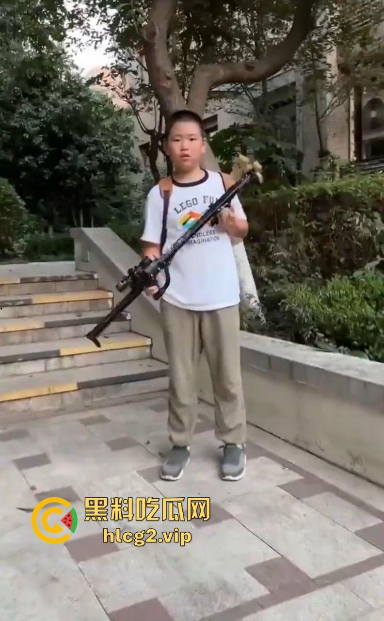 超熊男孩弩箭练杀技!虐猫升级还不够,下一步就是全家屠杀,老妈还在旁边玩消消乐-14