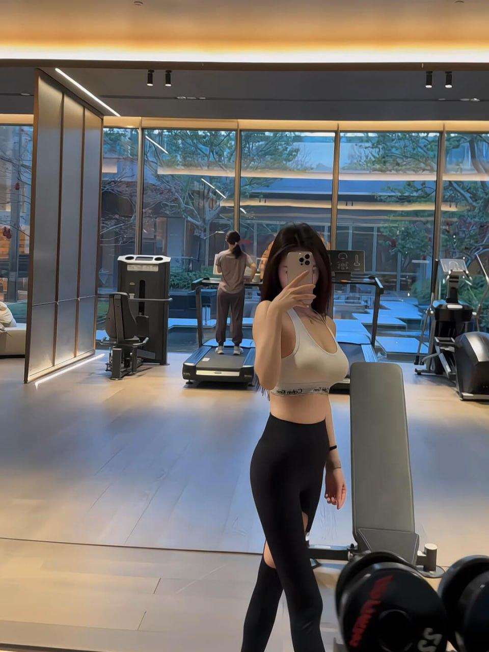 不是哥们怎么不早说啊！早说容易得吃我就早去干私教去了，天天有瑜伽裤操那不得爽死！-9