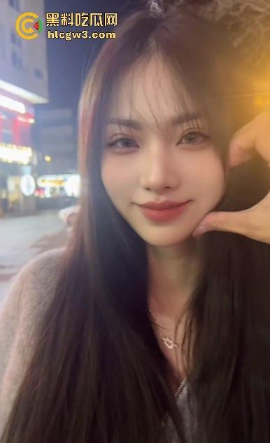 抖音28W粉丝反差婊【史迪西】直播间故意走光勾引!榜一大哥刷万元换来裸聊自慰玩具秀,视频流出太劲爆!-8