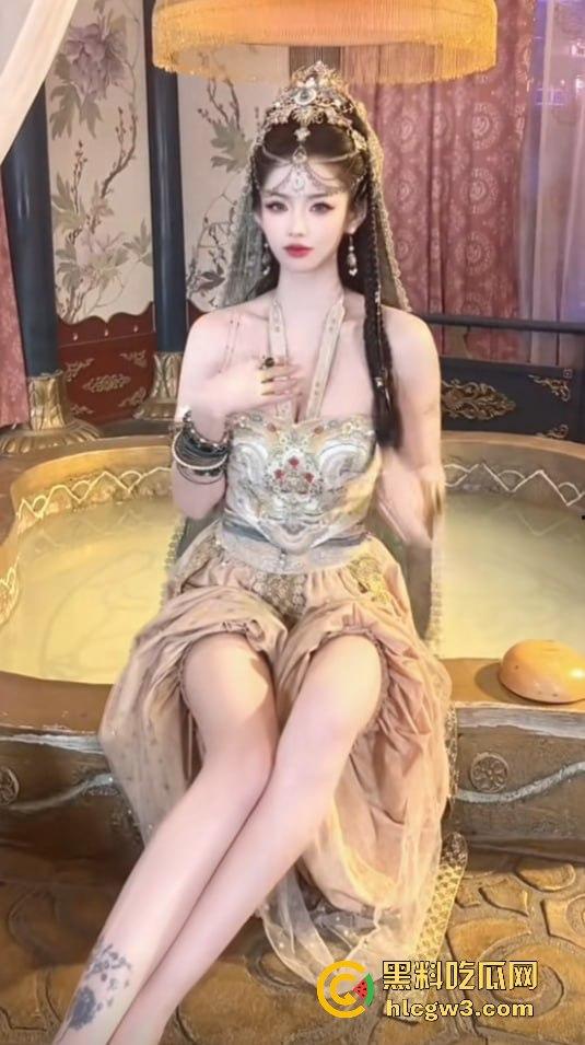 抖音28W粉丝反差婊【史迪西】直播间故意走光勾引!榜一大哥刷万元换来裸聊自慰玩具秀,视频流出太劲爆!-10