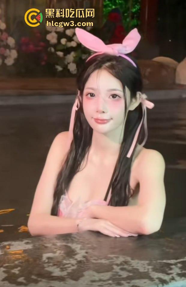 抖音28W粉丝反差婊【史迪西】直播间故意走光勾引!榜一大哥刷万元换来裸聊自慰玩具秀,视频流出太劲爆!-12