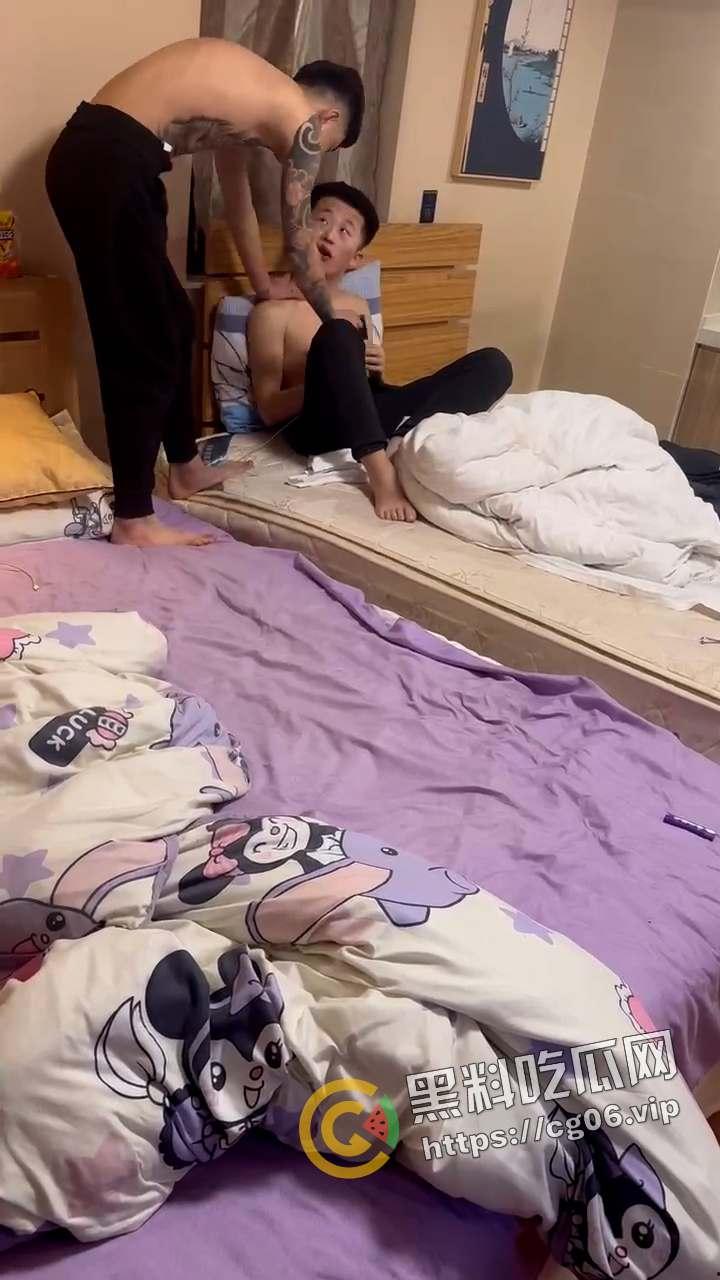 精神小伙1v3！小伙偷情兄弟女朋友 反被女人诬陷 带着闺蜜一起打 头干裂开了  现场血腥画面曝光-2