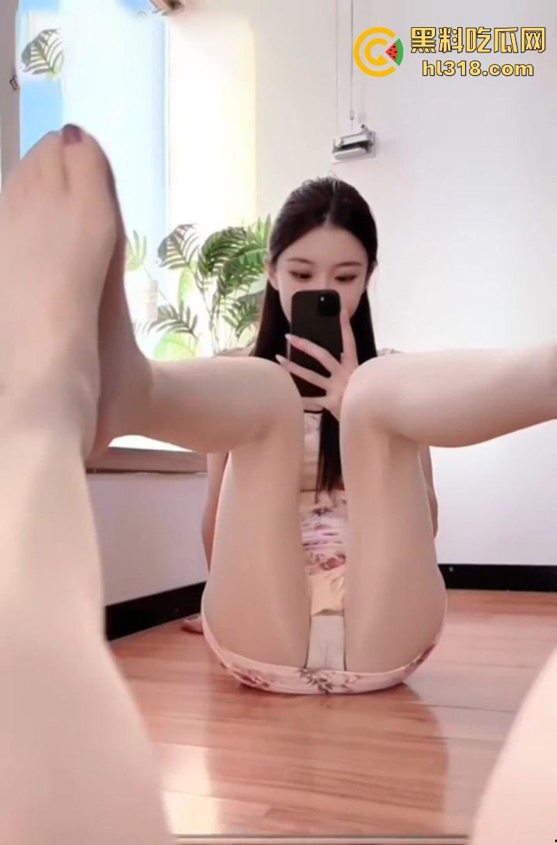 抖音擦边网红【猪妮妮Ss】定制福利曝光,极品女神穿紧身瑜伽裤,玉足揉搓玩具,逼缝清晰可见诱惑无比!-2