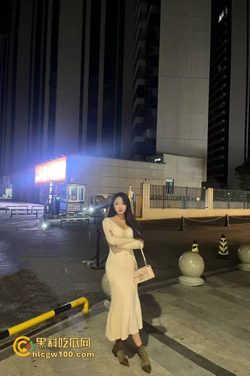 南京茶百道店长【李梅】夜晚跟老板玩激情车震，车上疯狂套弄，骚得像吸棒棒糖一样把老板爽翻！-1