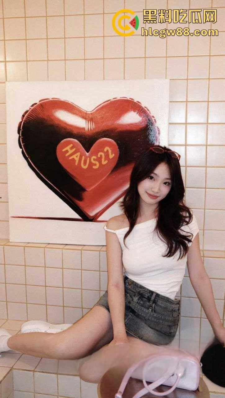 陕西小清新【孙怡】绿茶本性暴露，异地恋男友奋笔疾书，她却在炮友胯下爽到失神，球衣被撩起后入猛干！-3