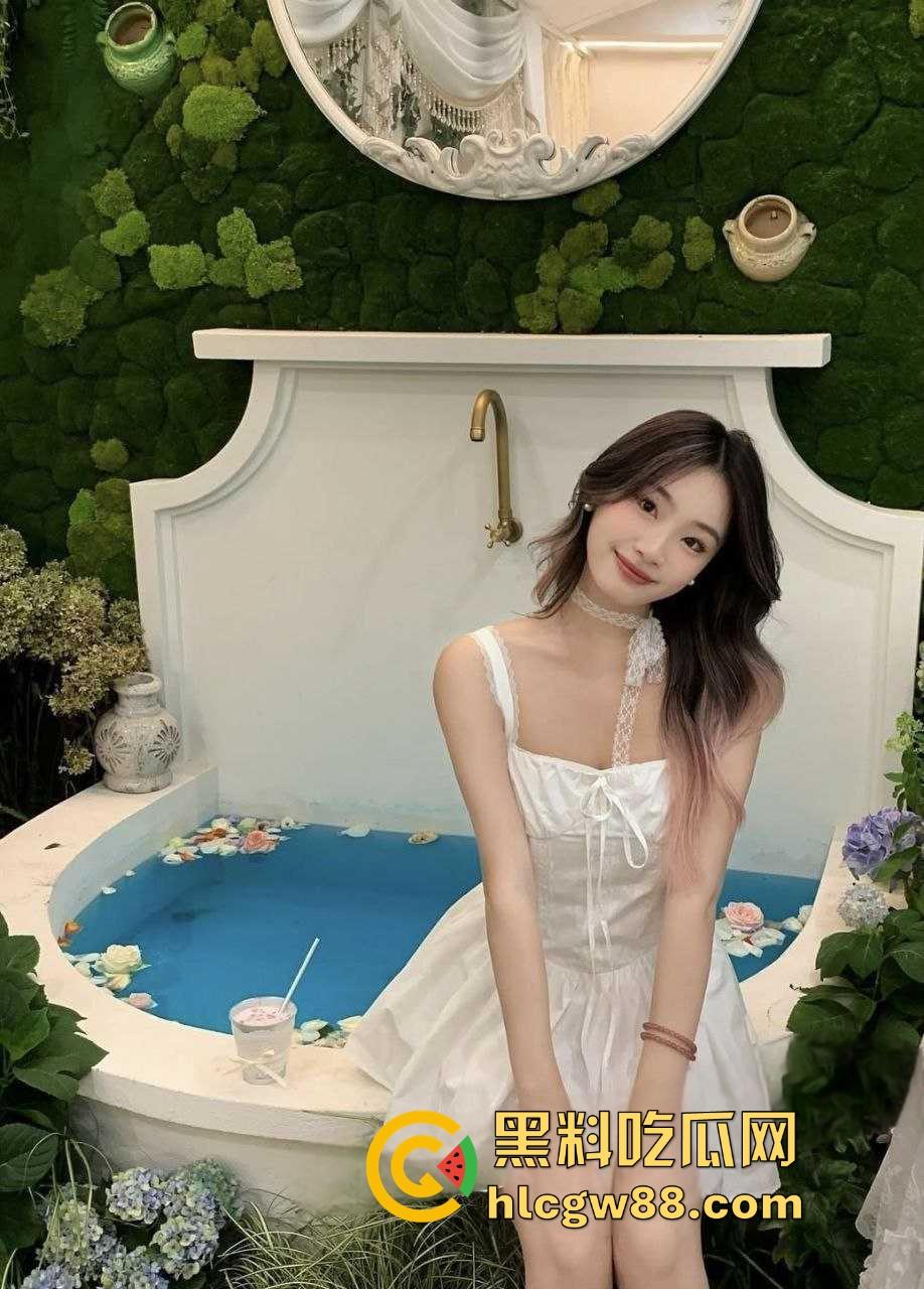 陕西小清新【孙怡】绿茶本性暴露，异地恋男友奋笔疾书，她却在炮友胯下爽到失神，球衣被撩起后入猛干！-6