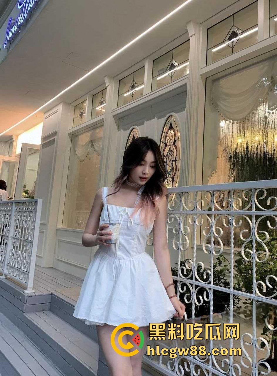 陕西小清新【孙怡】绿茶本性暴露，异地恋男友奋笔疾书，她却在炮友胯下爽到失神，球衣被撩起后入猛干！-7