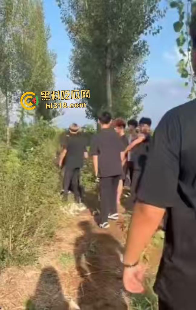 河北邢台精神小伙们因男生考试不给抄答案直接拉到树林旁暴揍,一旁拍照女生还说好帅啊!-5