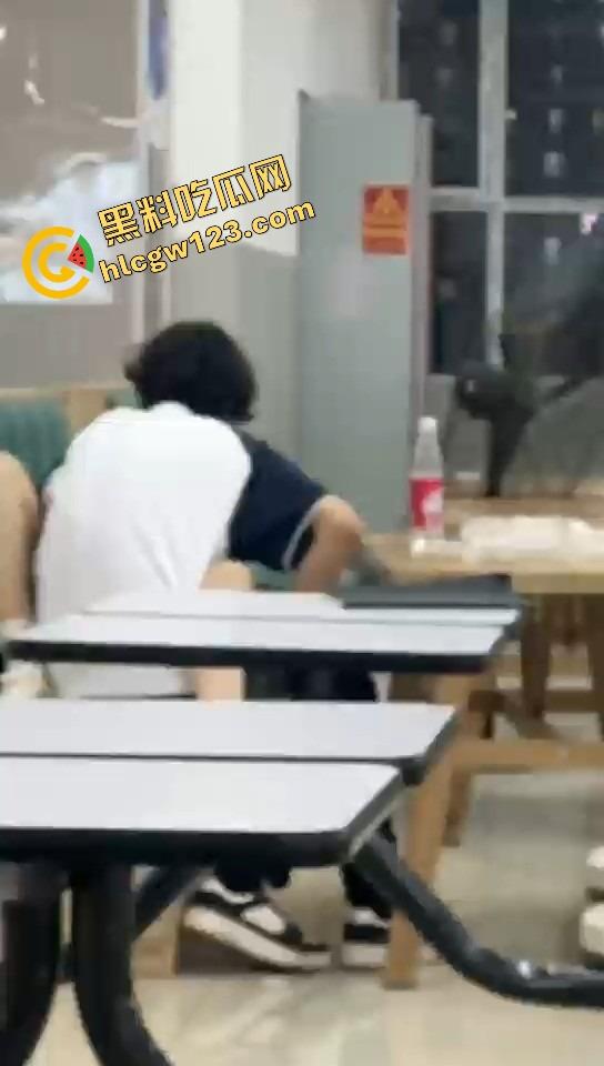 山西应用科技学院情侣在食堂开车!女的夹腿骑腰全程激情演出,你tm是在吃饭还是在拍无码片?-4
