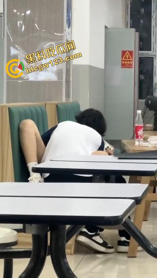 山西应用科技学院情侣在食堂开车!女的夹腿骑腰全程激情演出,你tm是在吃饭还是在拍无码片?-5