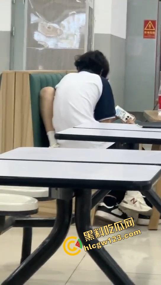 山西应用科技学院情侣在食堂开车!女的夹腿骑腰全程激情演出,你tm是在吃饭还是在拍无码片?-6