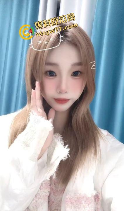 大连排骨妹【乔珊珊】金发小母狗被炮友偷拍爆操现场,吃鸡吃到笑开花,约炮变出道!-2