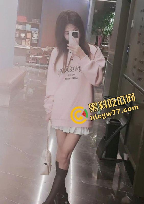 大连排骨妹【乔珊珊】金发小母狗被炮友偷拍爆操现场,吃鸡吃到笑开花,约炮变出道!-4