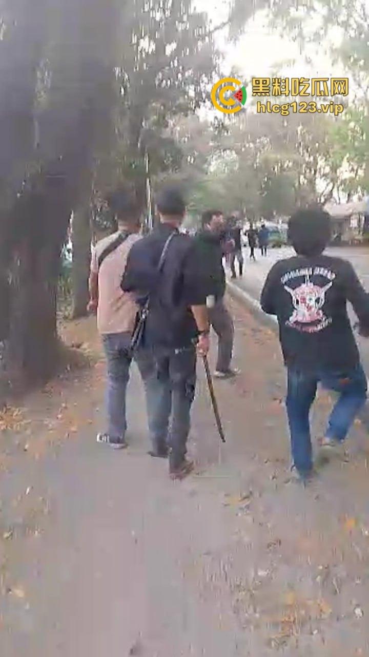 大型皮开肉绽现场!印尼一地发生冲突 有内战的国家真的不要去!-3