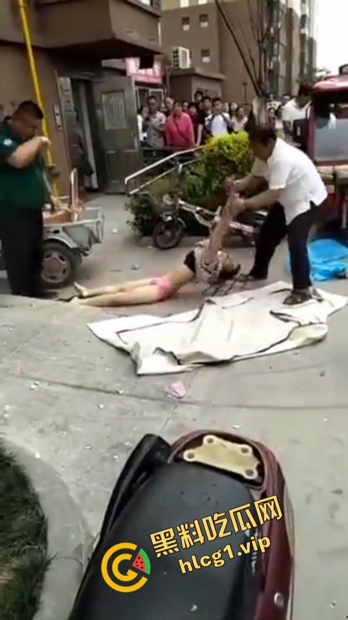 江苏无锡誉龙湖滨小区天台一对男女偷情约炮 男子后入式冲天炮 直接将爽翻天女子顶的坠楼死亡!-4