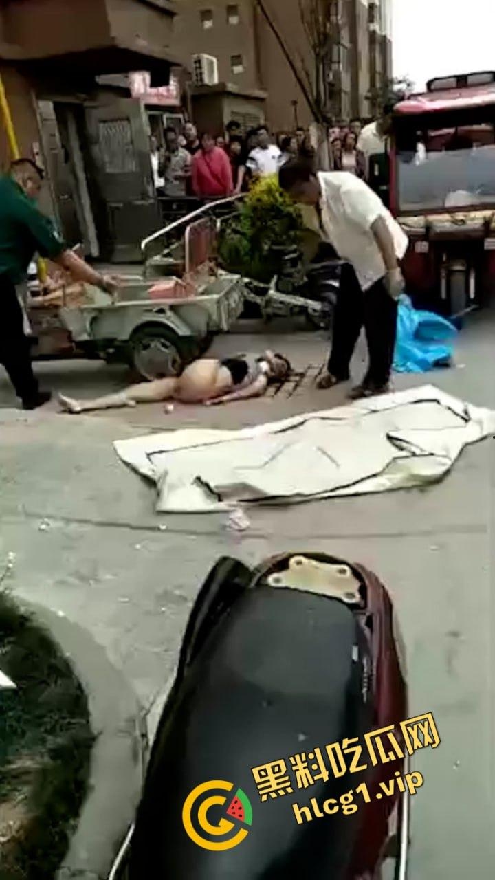 江苏无锡誉龙湖滨小区天台一对男女偷情约炮 男子后入式冲天炮 直接将爽翻天女子顶的坠楼死亡!-5