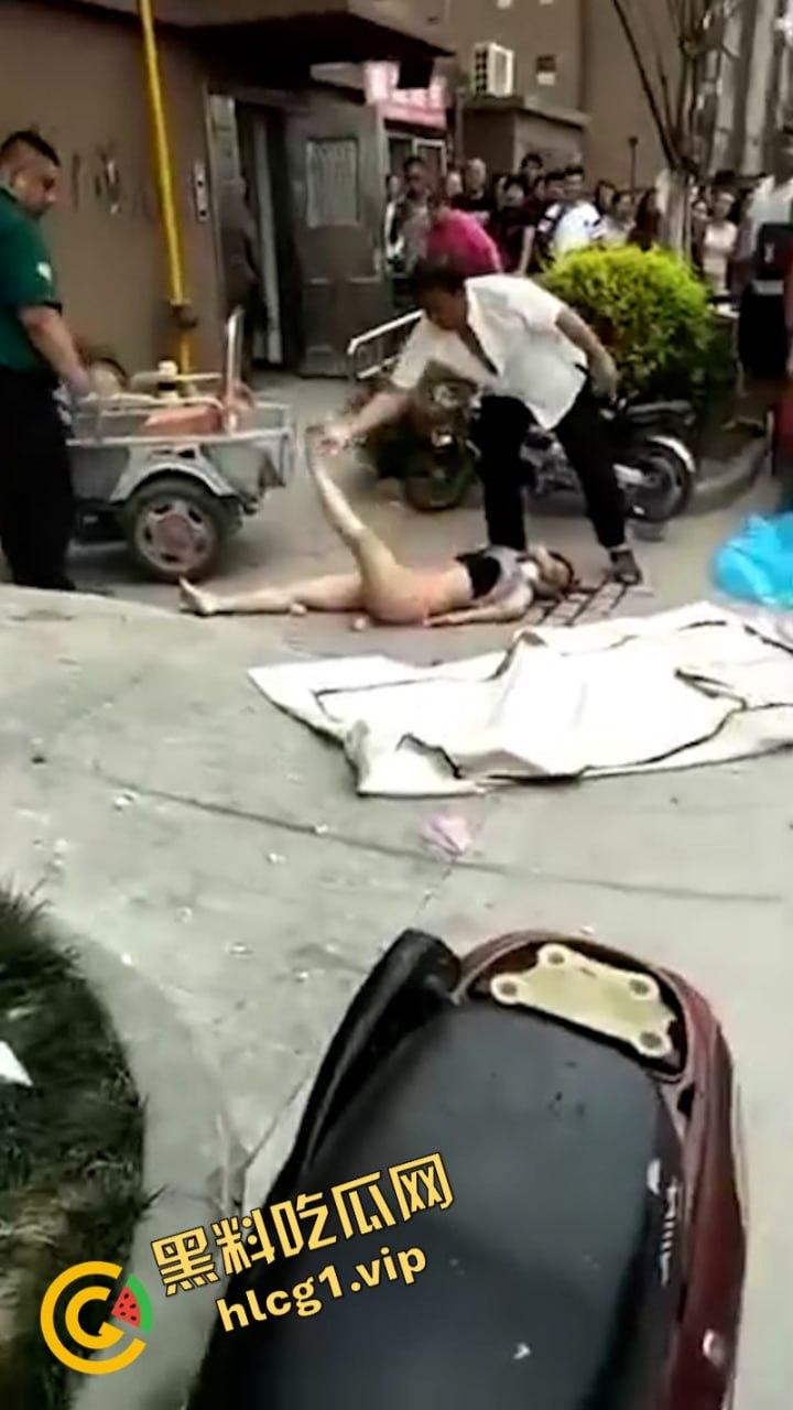 江苏无锡誉龙湖滨小区天台一对男女偷情约炮 男子后入式冲天炮 直接将爽翻天女子顶的坠楼死亡!-7