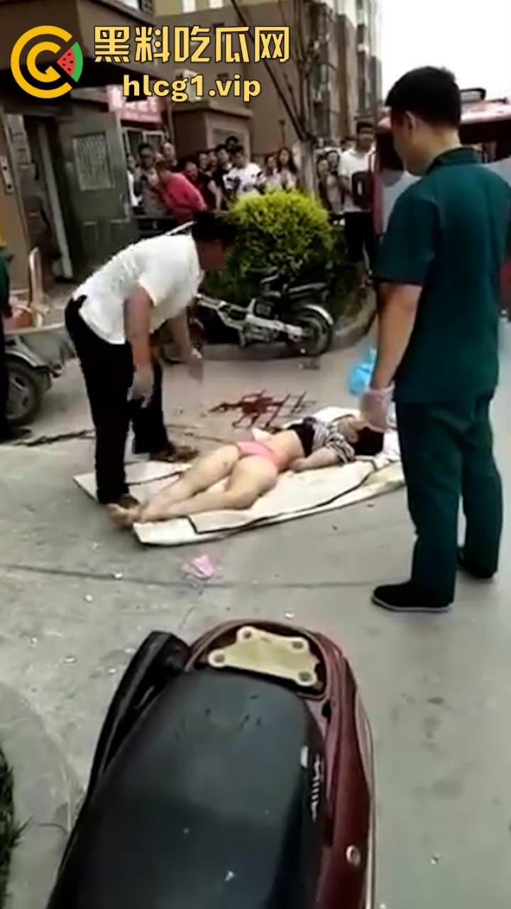 江苏无锡誉龙湖滨小区天台一对男女偷情约炮 男子后入式冲天炮 直接将爽翻天女子顶的坠楼死亡!-11