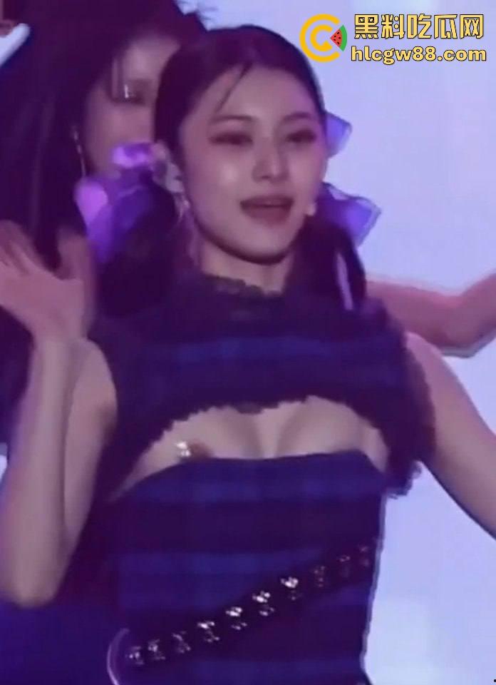 韩国kpop组合【幻蓝小熊】 媛媛 台中跨年走光露黑乳晕，粉丝偷拍起哄，财阀操嫩穴传闻爽爆网络-3
