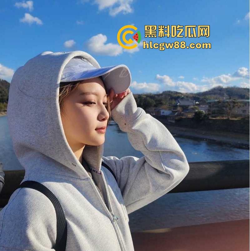 韩国kpop组合【幻蓝小熊】 媛媛 台中跨年走光露黑乳晕，粉丝偷拍起哄，财阀操嫩穴传闻爽爆网络-7